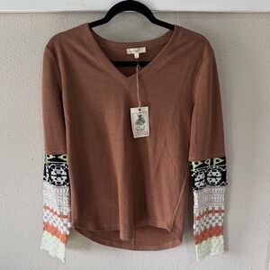 easel Rust V-Neck Sweater with Patterned Cream & Black Sleeve Accents